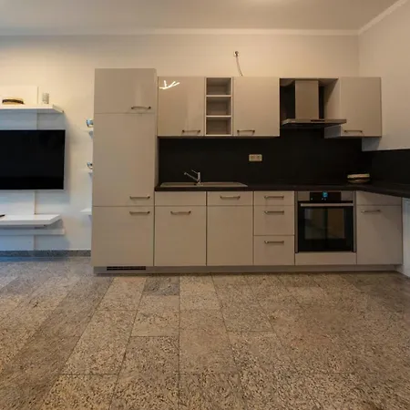 Exklusive Stadtwohnung Im Eg *